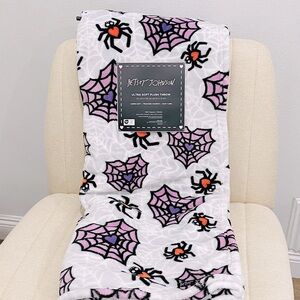 NEW Betsey Johnson Halloween Heart‎ Spider Cobweb Purple Plush Throw Blanket